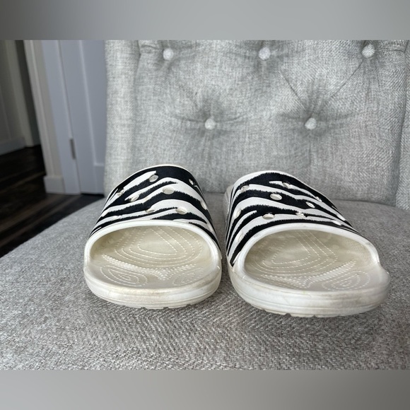 Crocs Classic Animal Print Slides Sandals Womens Size 11 Zebra 9 Mens. - Picture 2 of 4